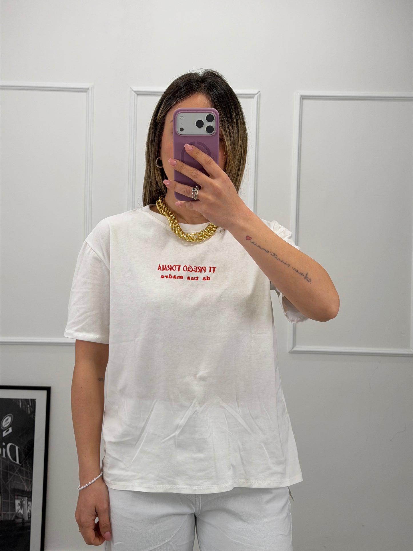 T-shirt “torna da tua madre”