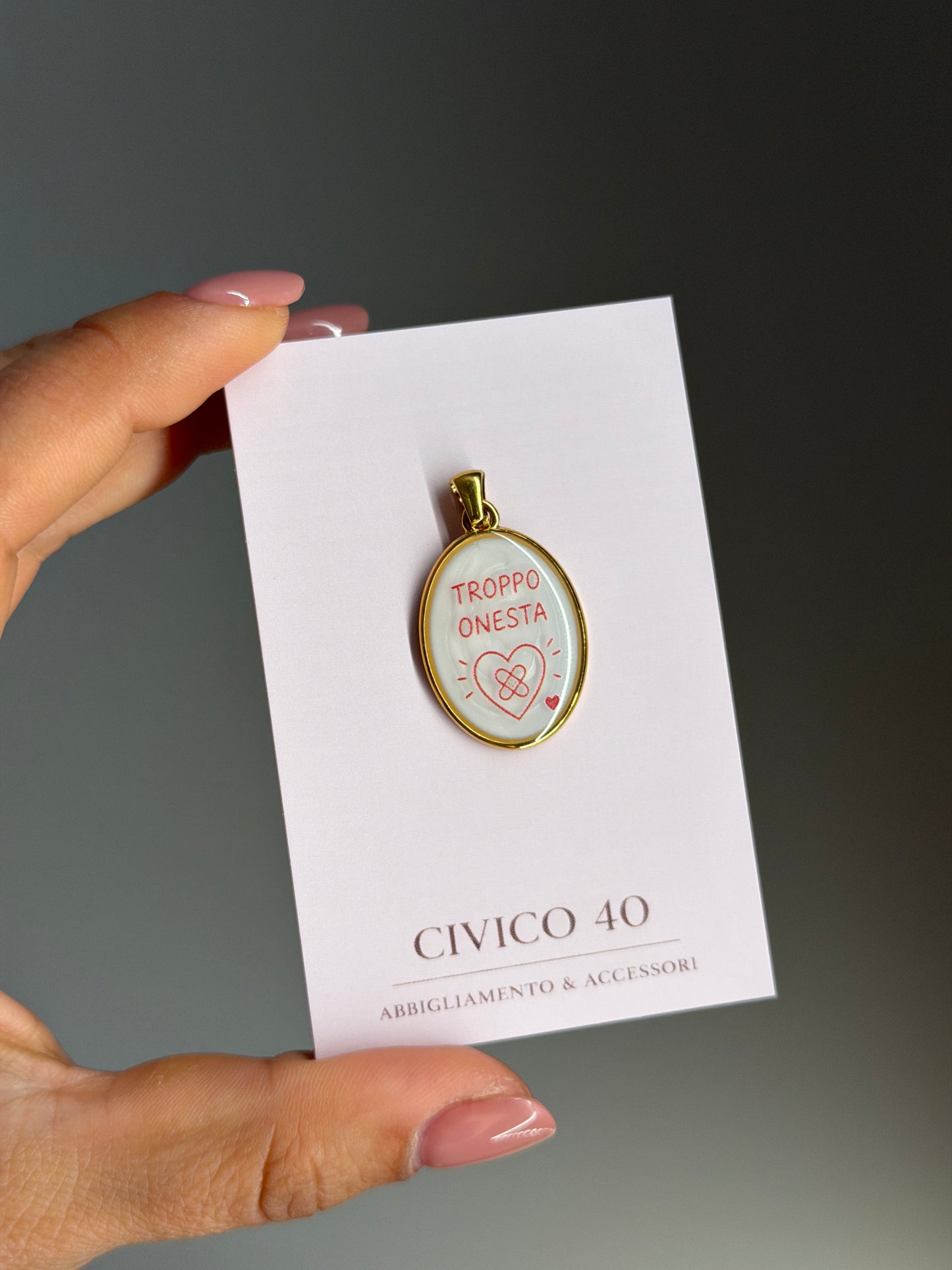 Ciondolo “troppo onesta”