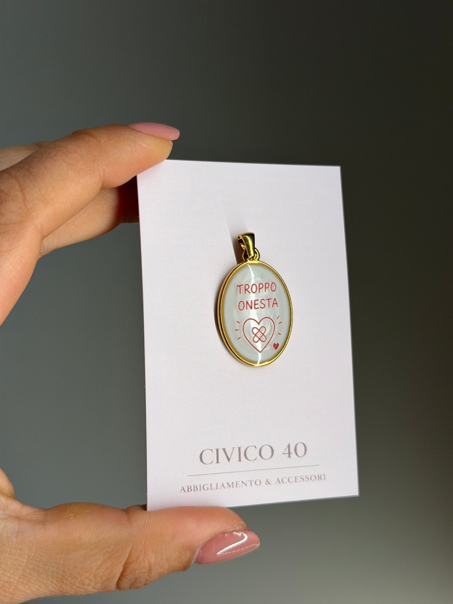 Ciondolo “troppo onesta”