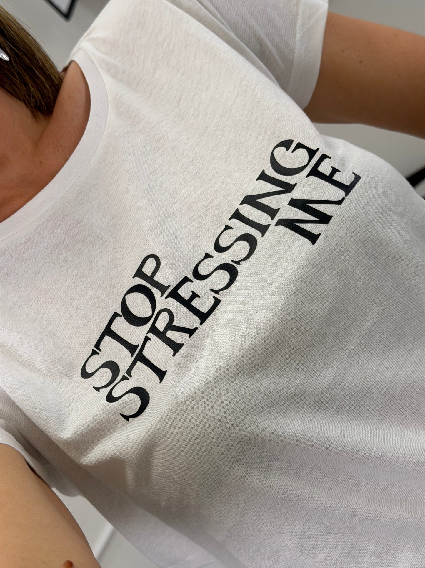 T-shirt “stop stressing me”