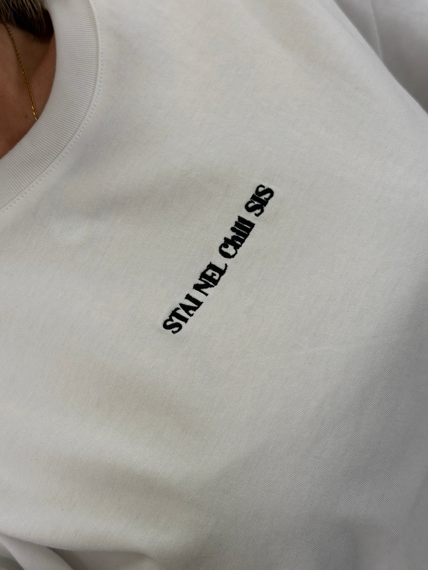 T-shirt Lumina “stai nel chill sis”