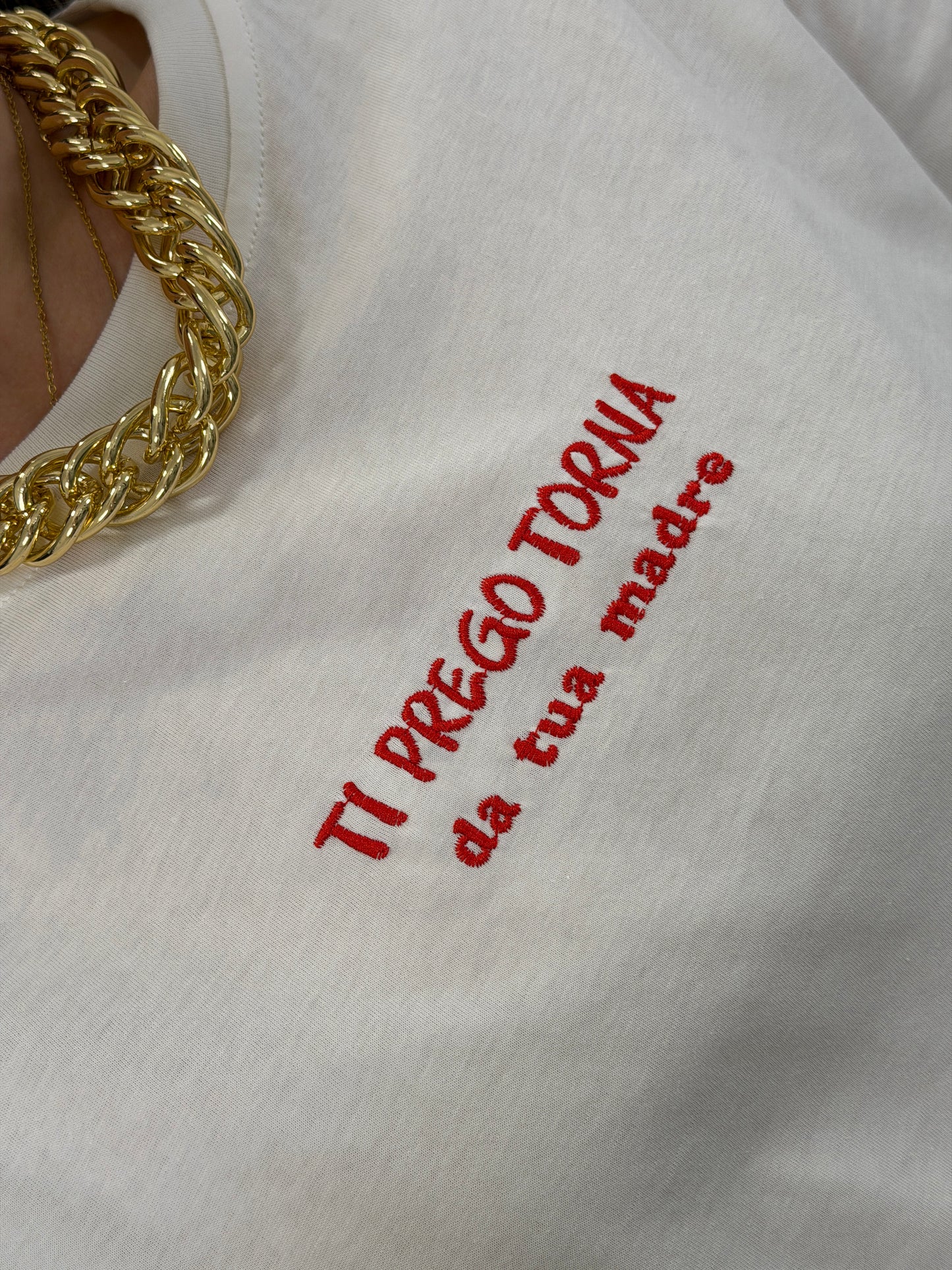 T-shirt “torna da tua madre”